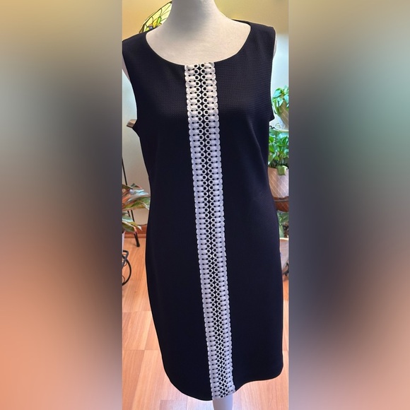 Vince Camuto Dark Navy Sheath Dress with White Lace Sleeveless Scoop Neck Sz 8 - Picture 1 of 15